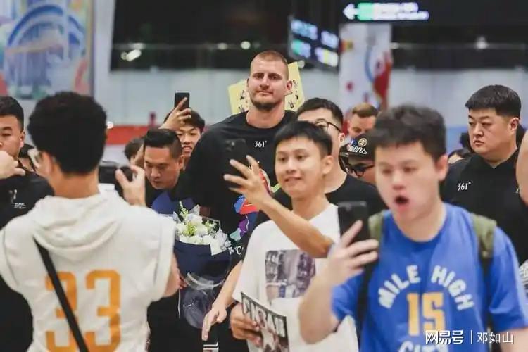 NBA球星纷至沓来 詹姆斯与李梦共舞霸王步